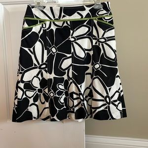 Cute mod skirt from Ann Taylor with green trim, functioning pockets, silk lined